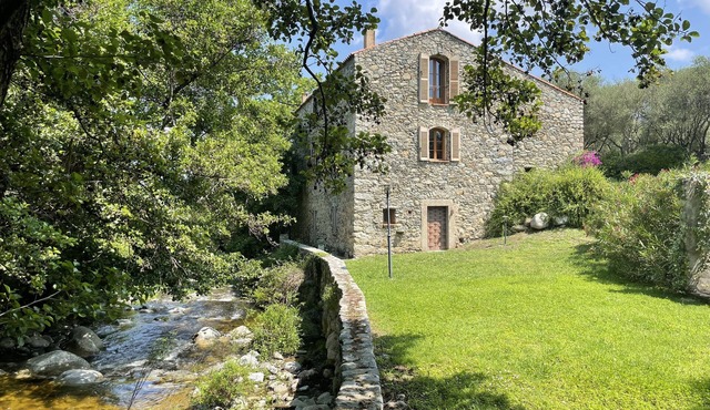 Fully renovated 18th century mill for rent, 15min from the sea