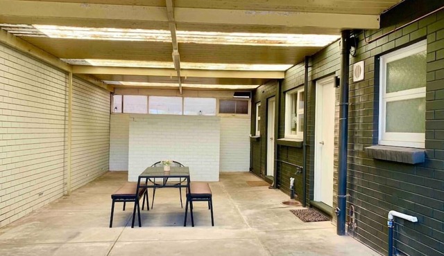 Fully renovated 2 bedroom unit. Free garage parking & unlimited NBN wifi. Bed & bath linen hire inc.