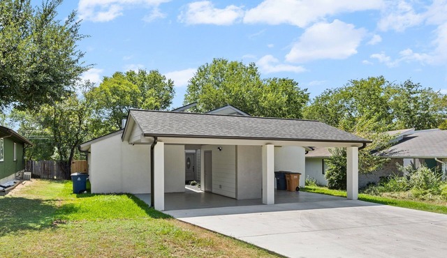 Fully renovated 2-bedroom house with spacious cover patio in Downtown Austin