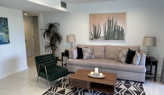 Fully Renovated 2-Bed 2-Bath at Resort Style Palm Canyon Villas