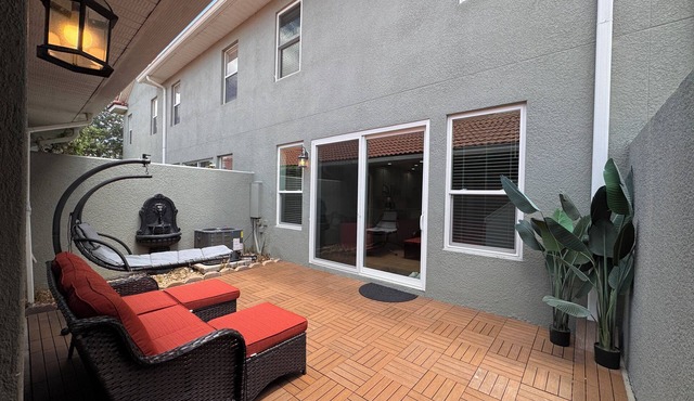 Fully renovated 3-bedroom townhome Kissimmee - Close to theme parks and airport