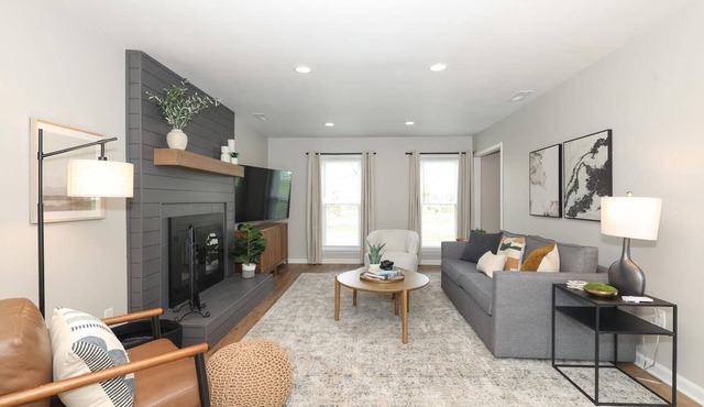 Fully Renovated - 30 Night Min - 3/2.5 - Dogs OK - Smart Home