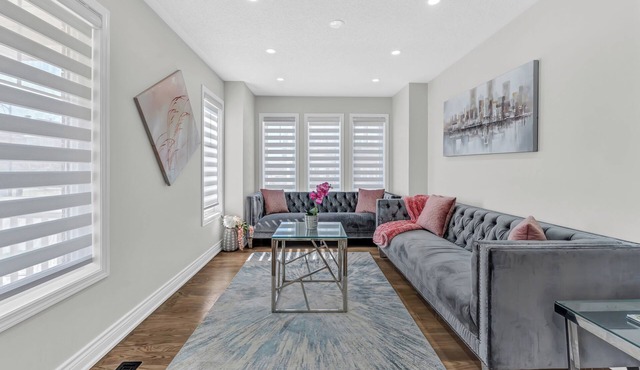 Fully Renovated 3BR ✨ Cozy Stay ~ New Furniture ~ Private backyard ~ Milton 🏡