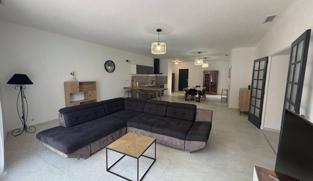 Fully renovated, air-conditioned 6-person apartment