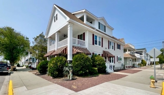 Fully renovated and expanded Northend condo 1.5 blocks to beach w/parking