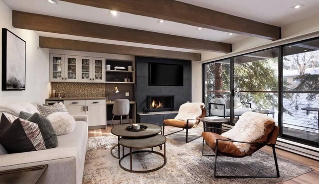 Fully Renovated Aspen Core 2/2 on River