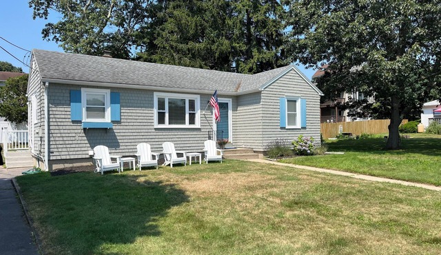 Fully-renovated beach cottage next to golf and bike to beach and Watch Hill