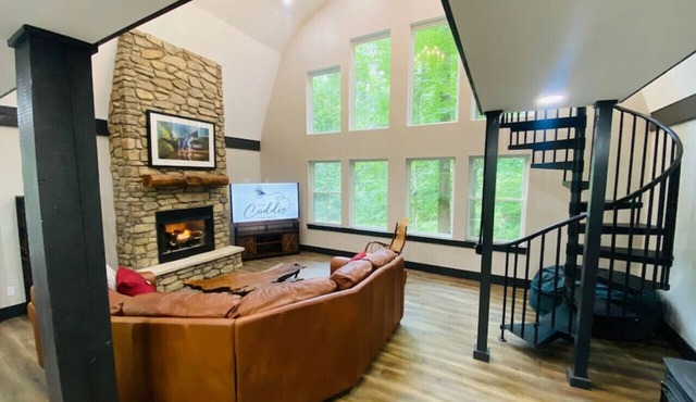 Fully Renovated Cabin in Hocking Hills - Hot Tub, Game Room, Wifi, Fireplace