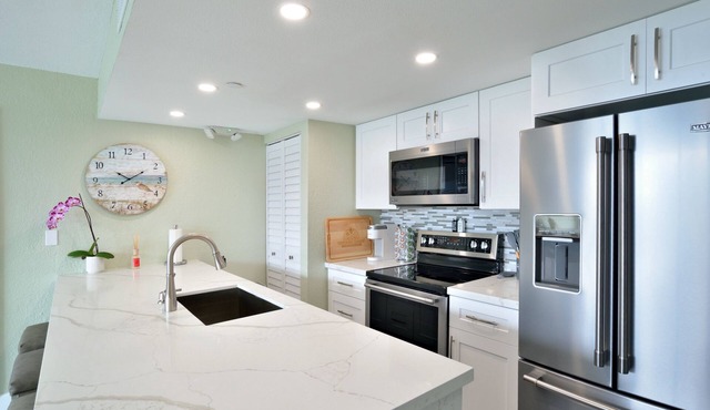 Fully renovated Condo with Private Balcony, Shared Pool, Hot Tub and Parking