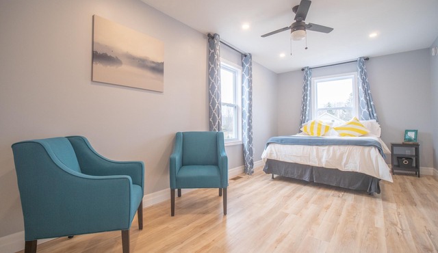 Fully Renovated Cottage on Queen, 3min walk from Beach and Downtown Adventures!