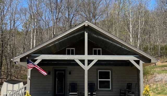 Fully Renovated Cottage - Minutes from Appalachian Trail & Carvins Cove