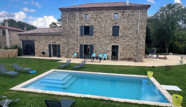 Fully renovated farmhouse, 7 bedrooms, 7 bathrooms, 7 WCs, swimming pool, 2 terraces