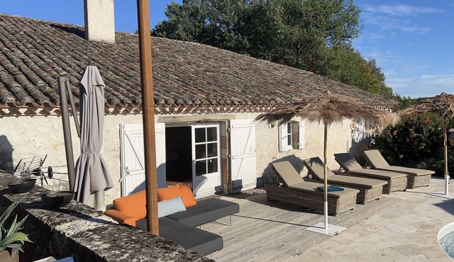 Fully renovated farmhouse, swimming pool, 33-hectare estate, 3 terraces