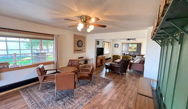 Fully Renovated Historic Home - One mile to the Bighorn River Fort Smith, MT