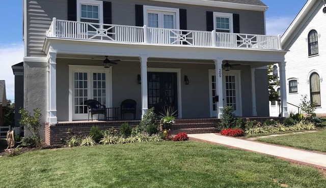 Fully Renovated Historic Home with bluff views of Missouri River & Valley