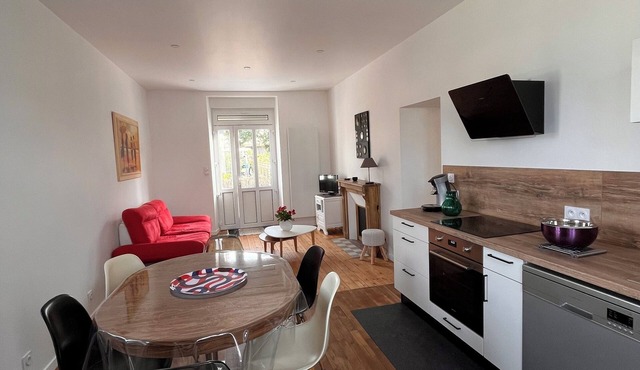 Fully renovated house, 3 min. from Dinan, enclosed garden with parking space
