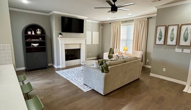 Fully renovated house with upscale finishes; 5 mins from Walmart AMP!