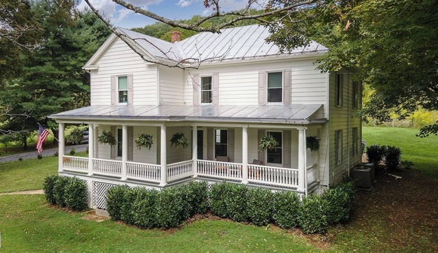 Fully Renovated Modern Farmhouse near Lexington
