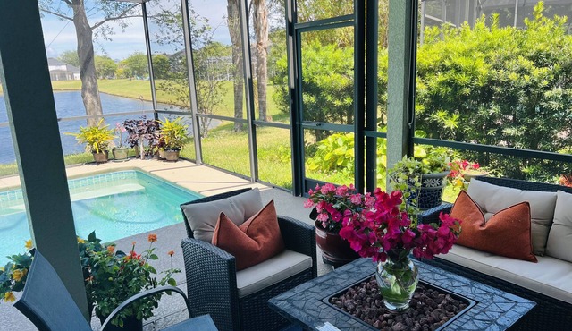 Fully renovated, on a lake, and close to Orlando Attractions