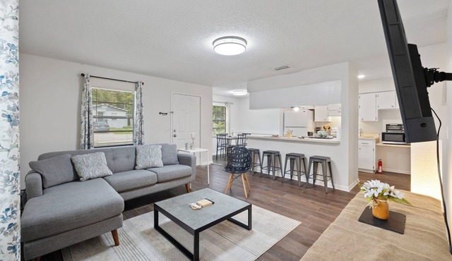 Fully Renovated & Private 2-bedroom home in Zephyrhills with Porch