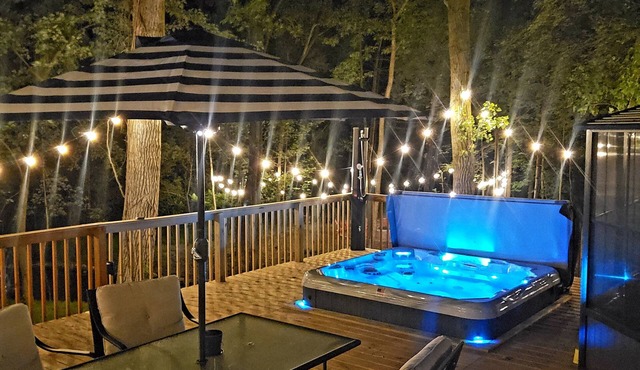 Fully renovated private & cozy 3 bdr cottage with hot tub close to Warren Dunes