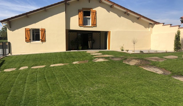 Fully renovated receptive cottage for 7 to 15 people in lush greenery