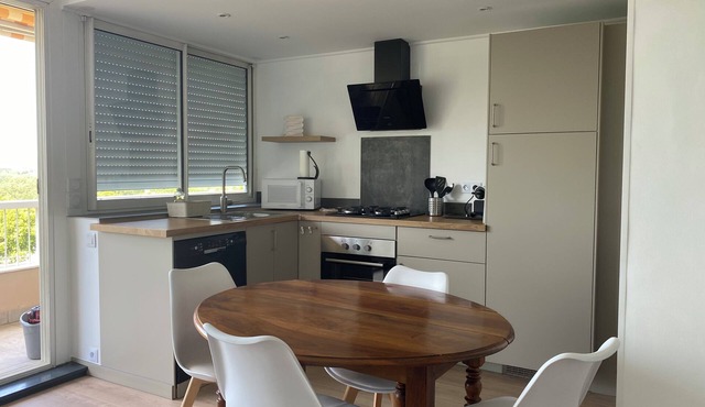 Fully renovated T4 apartment in gated community