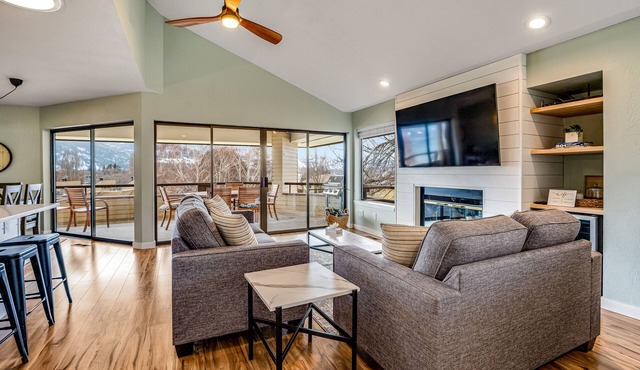 Fully renovated townhome with private hot tub, deck, shared pool, & fast WiFi