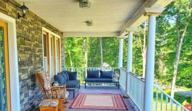 Fully renovated Victorian house situated on mountain with jacuzzi & fireplace.