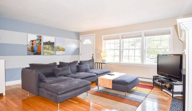 Fully Renovated Walk to Scargo Lake!