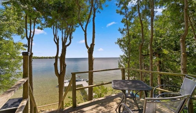 Fully Renovated Waterfront Cottage on Lake Simcoe 1 hr from the GTA