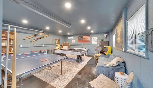 Fully Restored cottage, AMAZING game room, hot tub