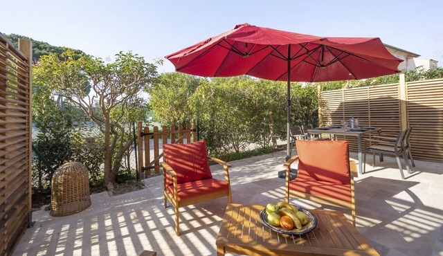 Fully restored garden apartment