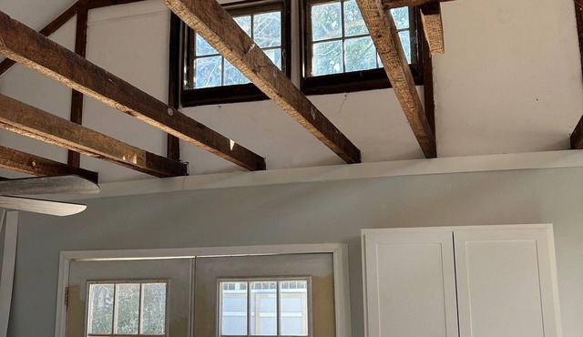 Fully Restored, Quiet, Private, Carriage House, Exposed Beams, Walk Downtown