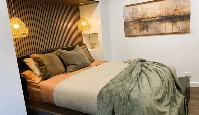 Fully Self-contained Spacious Granny Flat/Pool House at Rear of Owner's Home.