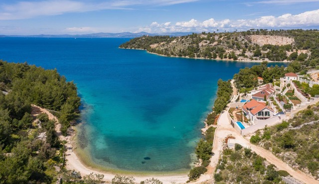 Fully Serviced Beachfront Extravagance- Heated Pool, Jacuzzi, Mesmerizing Sunset