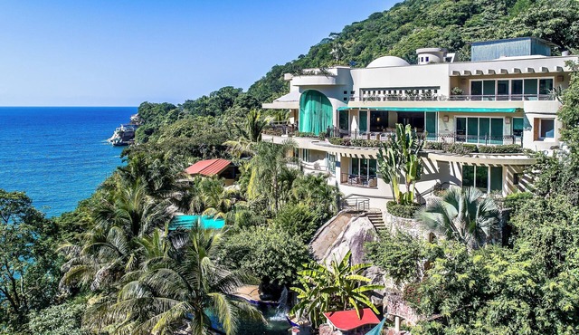 Fully Staffed, Beach frontage Luxury Villa
