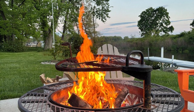 Fully Stocked Lake House with Hottub