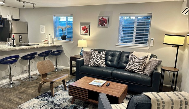 Fully stocked new apt, work from home + Free Parking!
