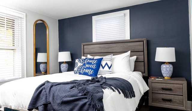 Fully stocked Suite Dwntown Cuy falls! near cvnp and blossom. Sleeps 4