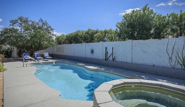 Fully Updated 4Bedroom House with PRIVATE POOL & HOT TUB-Close to Sombrero Peak!