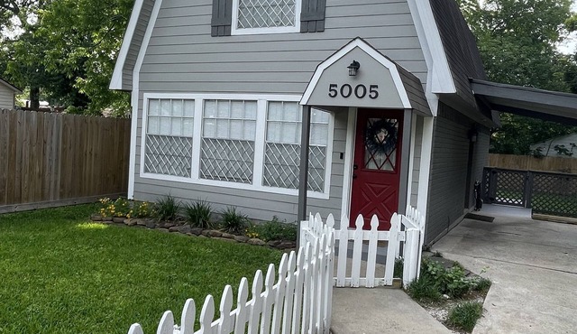 Fully Updated Beautiful Seabrook Barn Style Cottage