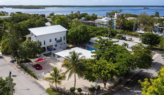 Fully updated Keys home with pool