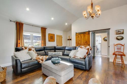 Fully Updated! Zanesville Home with River Views