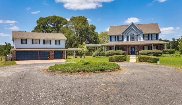Fulshear Vacation Rental with Guest House and Deck!
