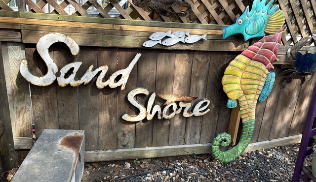 Fulton fishing cottage that is blocks from Fulton fishing pier.