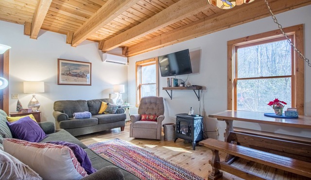 Fun 3-bedroom cabin directly on rushing stream near Highlands and attractions