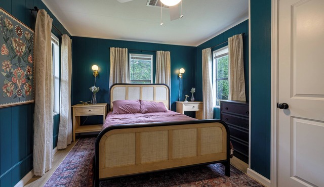 Fun 3-bedroom Fully Fenced Lake Getaway- Awesome Outdoor Space!