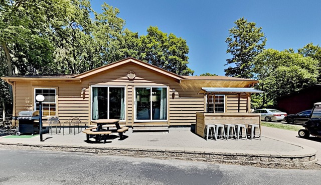 Fun 3 BR 2 BA Home in the Island Club -Sleeps 8- Renovated Outdoor Patio IC2