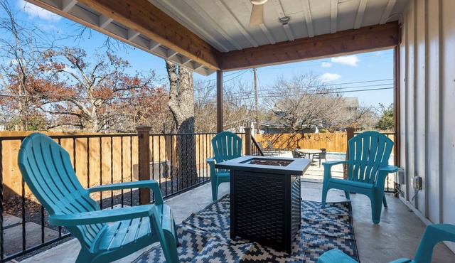 Fun 3BR Retreat in Austin Huge Pool Walkable
